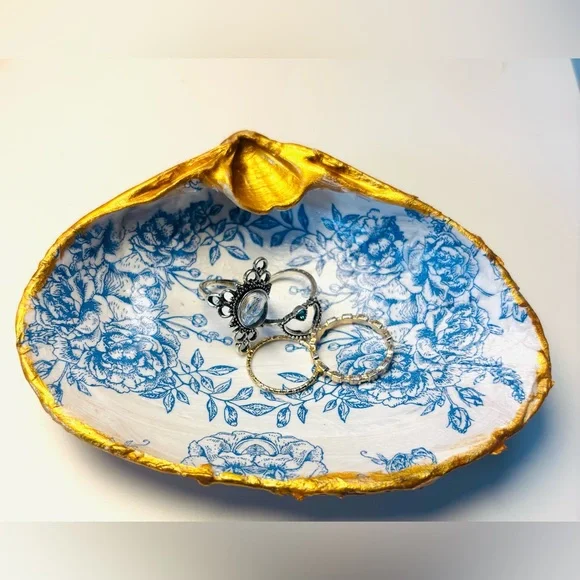 !SOLD! Handcrafted shell ring dish with blue floral decoupage design - Picture 2 of 5